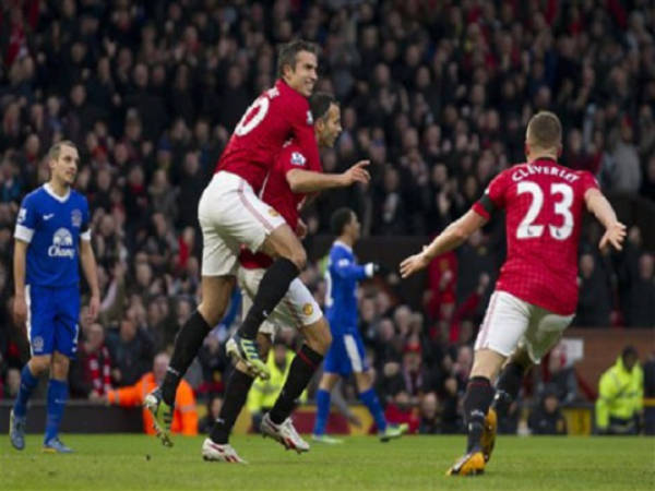 Manchester United's Ryan Giggs, centre, celebrates with teammates after scoring against Everton during their English Premier League soccer match at Old Trafford Stadium, Manchester, England, Sunday Feb. 10, 2013. (AP Photo/Jon Super)