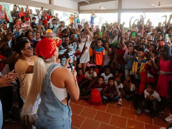 Karol G y su Fundación Con Cora realizaron la labor social en dos comunidades de Colombia.