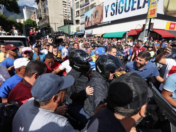 La líder antichavista María Corina Machado había salido de la manifestación portando casco negro ante el peligro de sufrir un atentado.