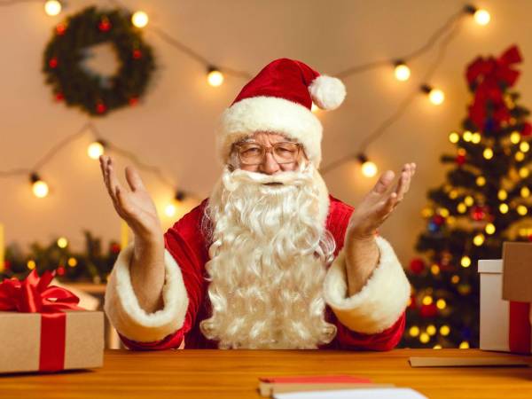 Papá Noel, San Nicolás y Santa Claus son la misma figura inspirada en un obispo generoso, con variaciones según la cultura, todos celebrando la Navidad.