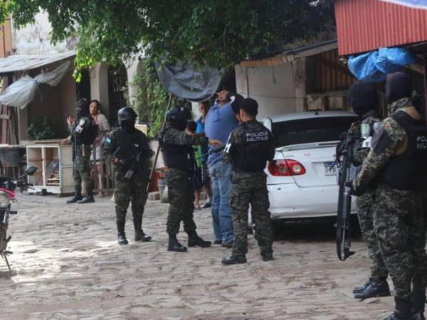 Agentes en cada esquina y todos siendo revisados, así amaneció el sector de La Laguna tras el enfrentamiento que se registró la noche del miércoles 20 de noviembre en el que murió un policía militar.