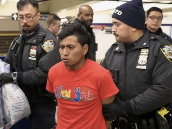 Sebastian Zapaeta, acusado de quemar viva a una mujer en un metro en Brooklyn, permanece detenido sin fianza; su defensa alega estado de embriaguez.