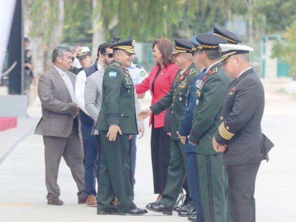 El general de Brigada, Mario Arnoldo Bueso Caballero (izquierda), saluda a Roosevelt Hernández, jefe del Estado Mayor Conjunto.