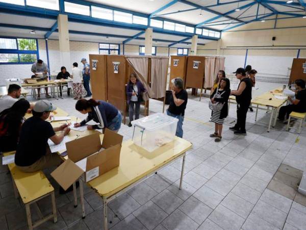 Los colegios electorales cuando daban comienzo este domingo a la segunda vuelta de las elecciones regionales de Chile, con la Región Metropolitana como principal disputa y en medio del escándalo.