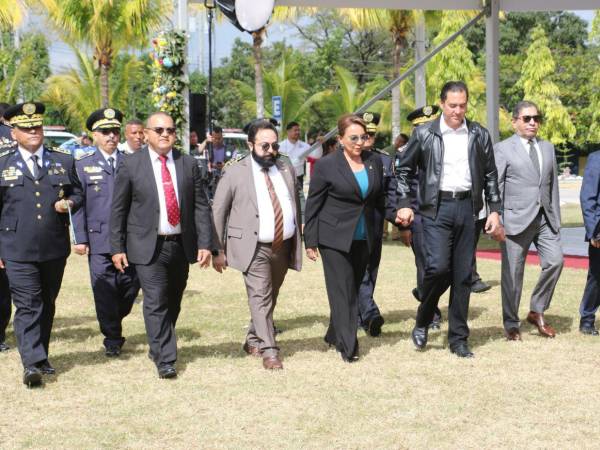 El ministro de Seguridad junto al titular del Congreso Nacional y la presidenta de Honduras, Xiomara Castro.