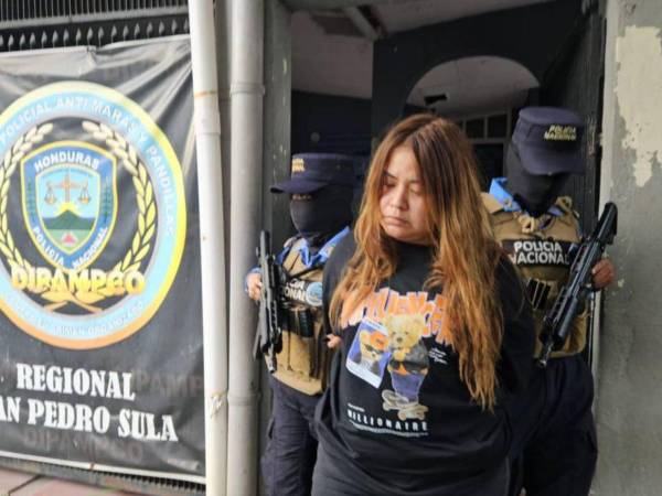 En un operativo de la Dirección Policial Anti Maras y Pandillas Contra el Crimen Organizado (Dipampco), fue detenida en la colonia Losusa del sector Chamelecón, en Cortés, zona norte de Honduras, una mujer identificada como alias “La China”, de 30 años, supuesta integrante y líder de la Pandilla 18.