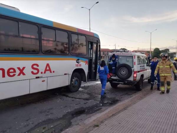 El encontronazo entre dos autobuses deja hasta ahora al menos 20 pasajeros heridos.