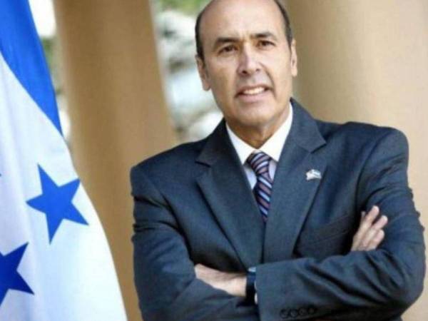 Hugo Llorens forma parte de la firma Arnold &amp; Porter, encargada de hacer acercamientos con autoridades de Estados Unidos.