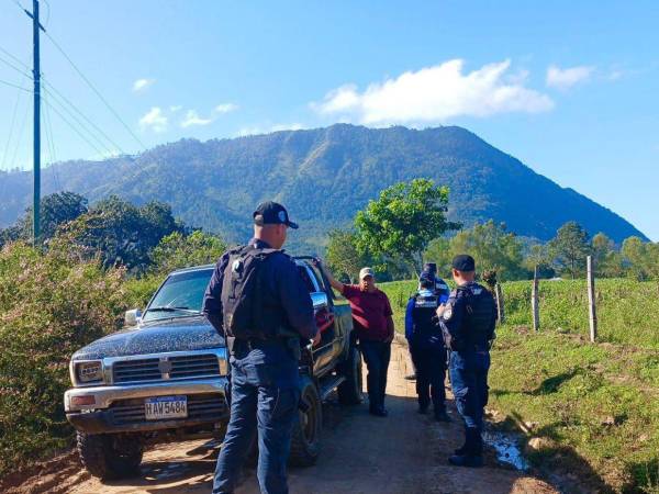 Los agentes de la Policía Nacional realizan operativos en los diversos accesos al departamento de Yoro donde solicitan documentos a las personas y hacen revisiones de los vehículos.