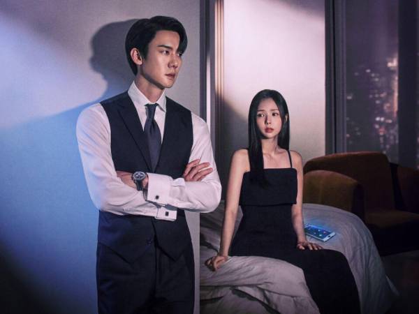 La serie coreana del momento: “Cuando el teléfono suena”. Cuatro episodios han sido estrenados, y cuando Netflix dejó de emitir el quinto y sexto este viernes y sábado, el descontento se hizo sentir en sus redes sociales. El drama protagonizado por Yoo Yeon-seok y Chae Soo-bin, donde un matrimonio por conveniencia, aparentemente sin amor, toma otro giro cuando una amenaza ronda su aparente “estabilidad”. Yoo Yeon-seok es el actor del momento, en este personaje entre frío, oscuro y protector.