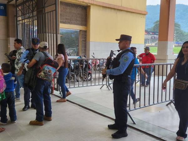 Las entradas y salidas de la Central Metropolitana estuvieron resguardadas por elementos de la Policía Nacional.