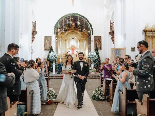 Lucía Yon y Vladimir Castillo felices tras darse el “sí, acepto” ante su familia y amigos cercanos.