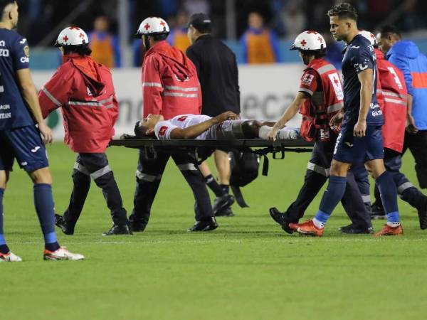 Momento en que sacan del terreno de juego a Pineda.