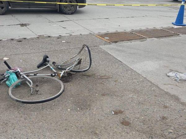 La bicicleta en la que se trasladaba el hombre quedó en el pavimento, a unos metros de donde el cayó.