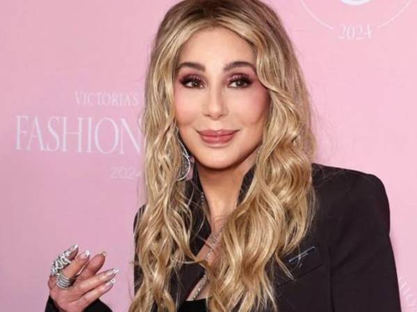 La cantante Cher recuerda hasta qué punto se quedó “sorprendida” al descubrir que en su certificado de nacimiento su primer nombre figuraba como Cheryl, y no coincidía con lo que ella creía que era su nombre real. Aquí detalles de donde surgió la confusión.