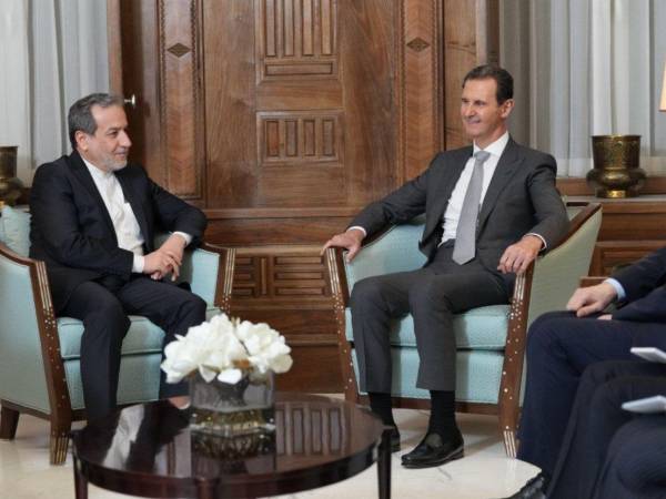 El presidente sirio, Bashar Al Asad (a la derecha de la foto), recibe al ministro iraní de Exteriores, Abbas Araghchi, en Damasco.