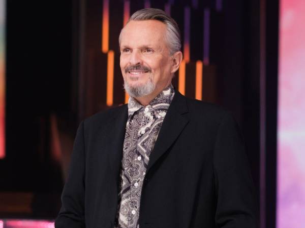 Miguel Bosé, uno de los íconos indiscutibles de la música en español, ha confirmado su regreso a los escenarios con una gira que lo llevará a Estados Unidos en 2025.