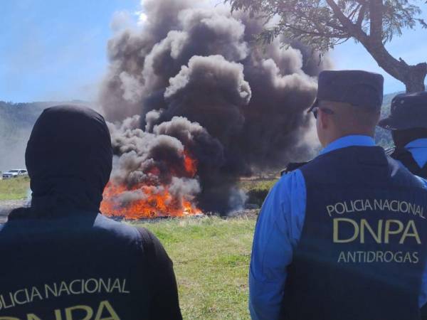 La quema de la droga fue supervisada por agentes de la Policía Antidroga y el Ministerio Público.