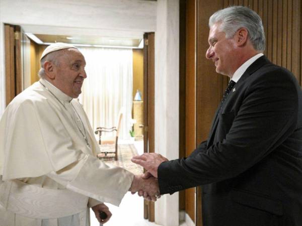 Durante visitas papales anteriores, como las de Juan Pablo II, Benedicto XVI y Francisco, el régimen cubano realizó excarcelaciones masivas que incluyeron tanto a disidentes políticos como a otros reclusos.