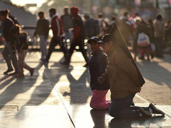 Cientos de miles de fieles mexicanos han comenzado su peregrinaje anual a la Basílica de la Virgen de Guadalupe, que este año espera a más de 12 millones de visitantes con motivo del día de esta figura, el 12 de diciembre, por lo que es el segundo templo más visitado del mundo.