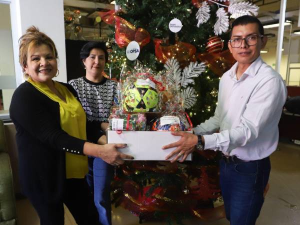 Eliana Durand y Rosa Barrios realizaron el donativo de juguetes.