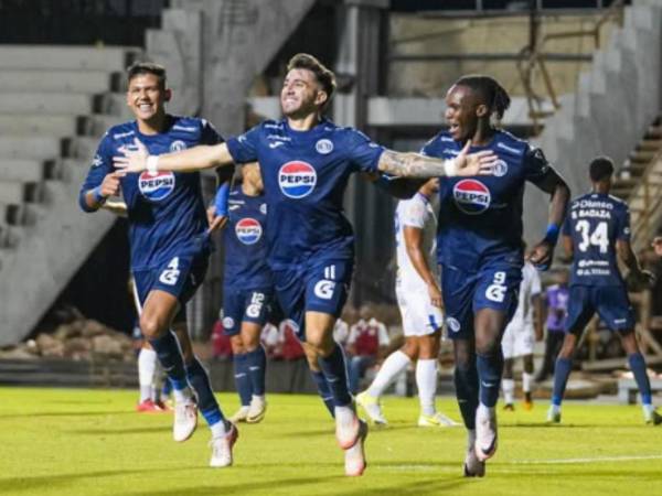 Imagen del argentino celebrando uno de sus goles con el Motagua.