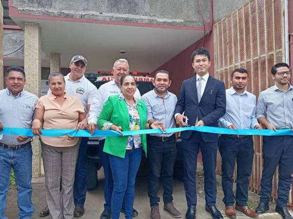 Autoridades locales y representantes de Japón durante la entrega de la ambulancia.