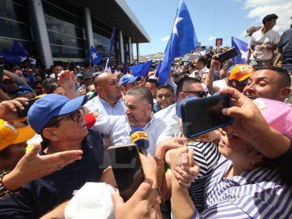 Con banderas nacionalistas, gritos de algarabía y a abrazos, los ‘cachurecos’ recibieron al líder de su partido.