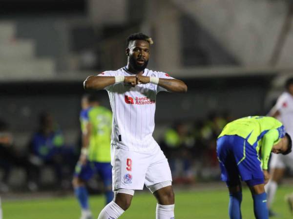 Jorge Benguché no desaprovechó y anotó uno de los goles de Olimpia ante el Olancho FC.