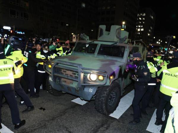 Soldados y vehículos militares llegan frente a la Asamblea Nacional en Seúl después de que el presidente surcoreano Yoon Suk Yeol declarara la ley marcial en Seúl, Corea del Sur, la madrugada del 04 de diciembre.