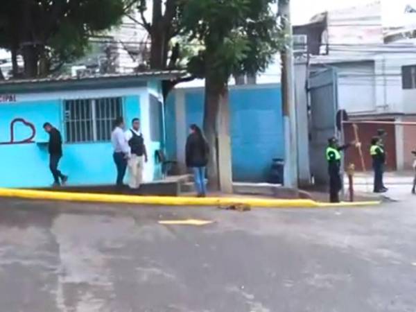 Por la mañana, miembros de la DPI llegaron a las oficinas de la Alcaldía Municipal del Distrito Central en la colonia 21 de Octubre para indagar sobre este incidente.