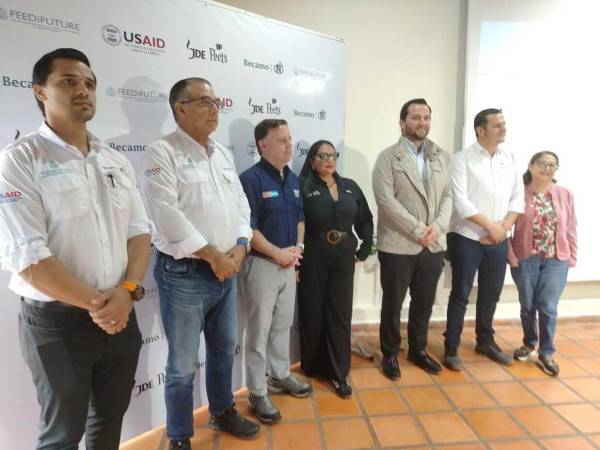 El director de USAID en Honduras, David Billings, el subsecretario de caficultura de la SAG, Carlos Murillo, entre otros funcionarios y ejecutivos participaron en el lanzamiento de la iniciativa.