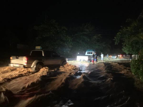 Un tramo de la carretera que comunica las zonas de Olanchito- Sabá está incomunicada, tras el desbordamiento del río Monga. No hay paso para vehículos pesados esta noche de jueves.