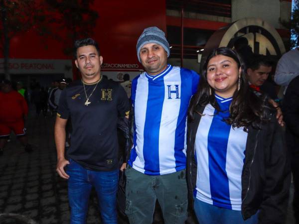 Varios hondureños ya se encuentran en el Estadio Nemesio Diez.