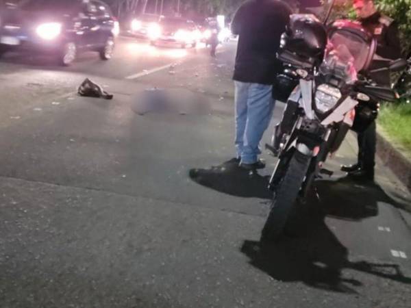 El cuerpo de la mujer quedó tirado en medio de la calle.