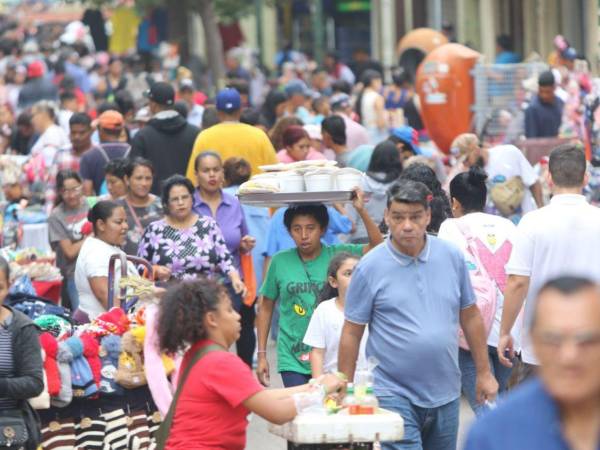 El Paseo Liquidámbar vibra con energía mientras las familias recorren los puestos en busca de las mejores ofertas para cerrar el año con alegría.