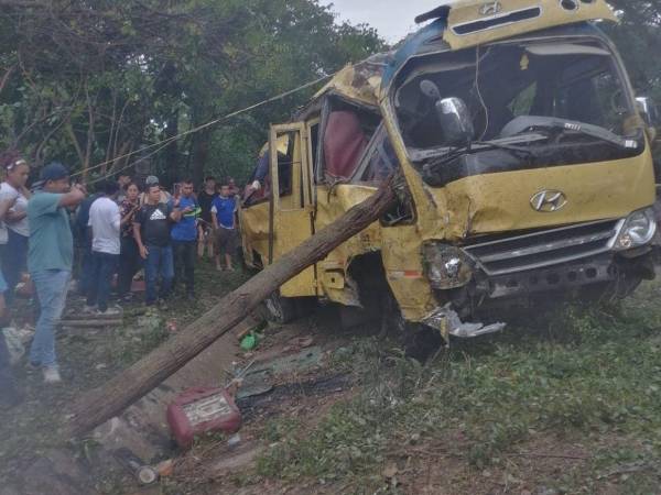 El bus volcó tras salirse de la carretera; hasta ahora no se conocen las causas del accidente.