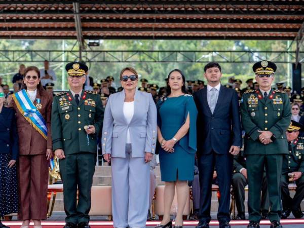 En ceremonia de ascensos, la ministra de defensa Rixi Moncada dijo que el gobierno eliminó la extradición para proteger al jefe de las Fuerzas Armadas.