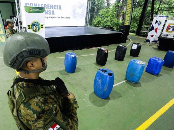 Un soldado custodia unos contenedores con cocaína líquida incautada por autoridades panameñas, este miércoles en Ciudad de Panamá. EFE/ Carlos Lemos