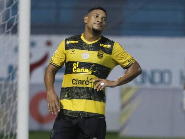 Bryan Acosta regresó en el torneo Apertura 2024 al Real España, pero duró poco y vuelve al extranjero.