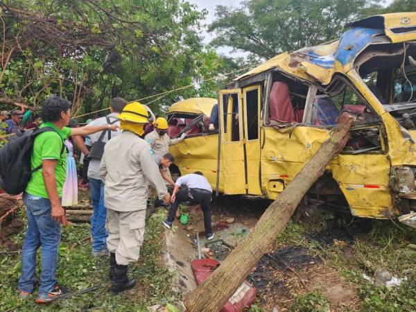 Debido al aparatoso accidente, el bus quedó completamente destrozado como se observa en la imagen.