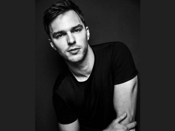 Nicholas Caradoc Hoult nació el 7 de diciembre de 1989 en Wokingham, Berkshire, Inglaterra.