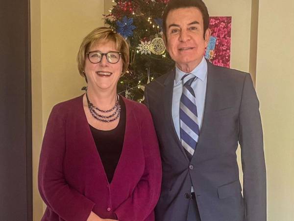 La embajadora de los Estados Unidos, Laura Dogu y el precandidato liberal Salvador Nasralla se reunieron este martes.