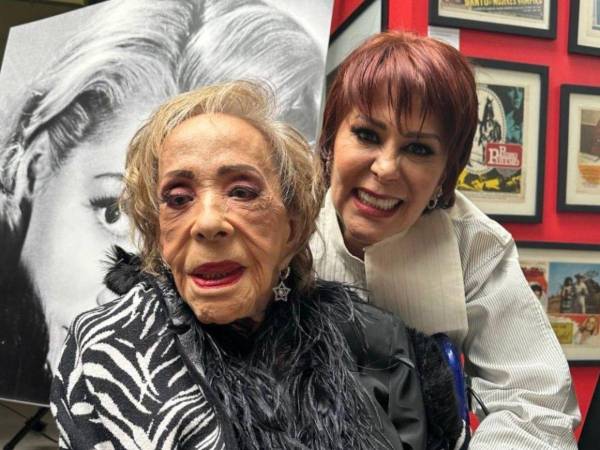 La actriz mexicana Silvia Pinal, quien murió el jueves a los 93 años, falleció “en paz, tranquila y bella”, señaló la hija de la diva y cantante de rock Alejandra Guzmán.