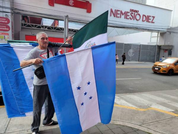 Fuera del Nemesio Diez hay venta de banderas de Honduras.