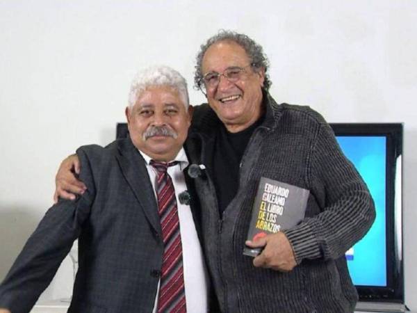 Como si nada pasó, Marvin Ponce y Nelson Ávila se abrazan como grandes amigos.