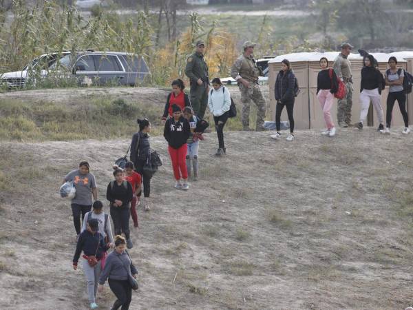 Después de los siete años, el apoyo se suspende, a menos que el inmigrante haya solicitado la ciudadanía estadounidense y esté en proceso de naturalización.