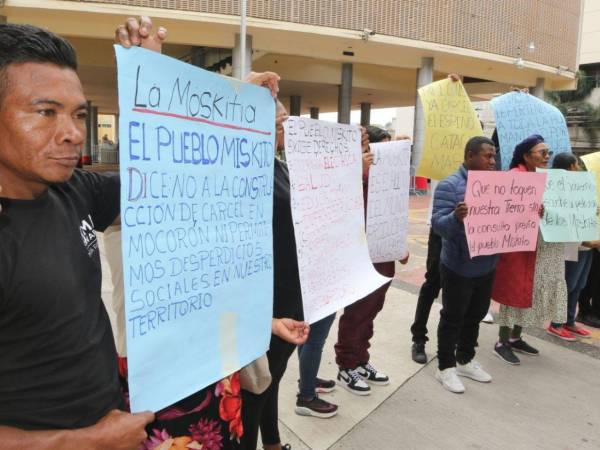 Este miércoles 4 de diciembre, integrantes de los pueblos indígenas de La Mosquitia realizaron una protesta en los bajos del Congreso Nacional, en contra de la decisión del gobierno de construir una megacárcel de emergencia en Mocorón.