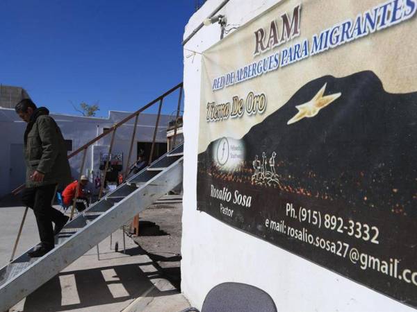 Migrantes permanecen varados en un albergue en espera de resolver su situación migratoria, este viernes, en Ciudad Juárez, Chihuahua (México). Luis Torres