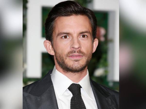 El actor Jonathan Bailey se hizo famoso por su papel de Anthony Bridgerton, en la serie de Netflix.